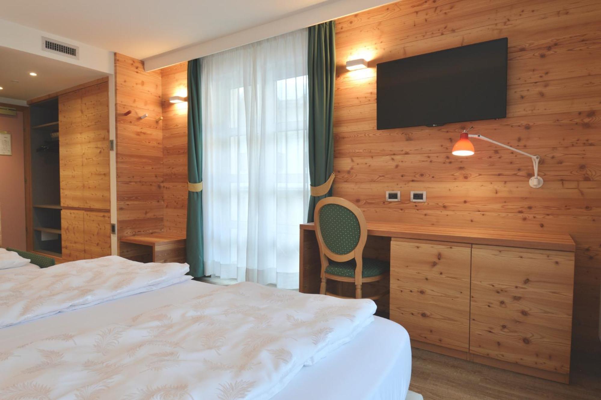 Alpholiday Dolomiti Wellness & Family Hotel Dimaro Bilik gambar