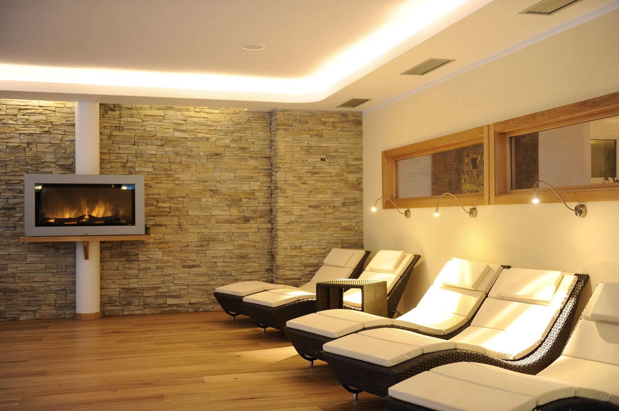 Alpholiday Dolomiti Wellness & Family Hotel Dimaro Luaran gambar